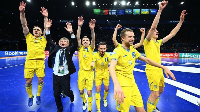 Игроки сборной Украины вдохновенно исполнили "Червону руту" после выхода в полуфинал футзального Евро