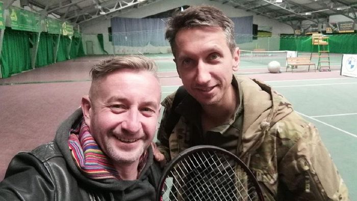 "Погоняли по корту": Стаховский и Жадан сыграли в теннис в охваченном войной Харькове