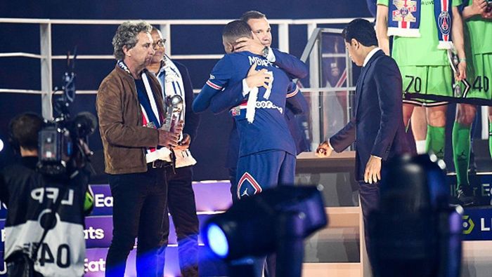 Обнялся с Мбаппе: Шевченко вручил игрокам ПСЖ чемпионский трофей Лиги 1