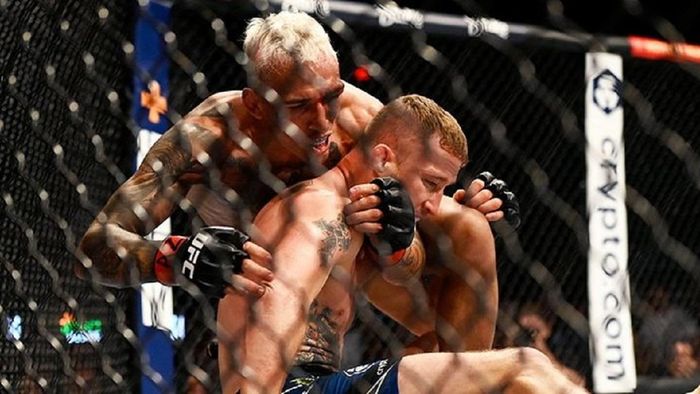 Звездный бразилец "задушил" соперника в главном поединке на UFC, но остался без титула