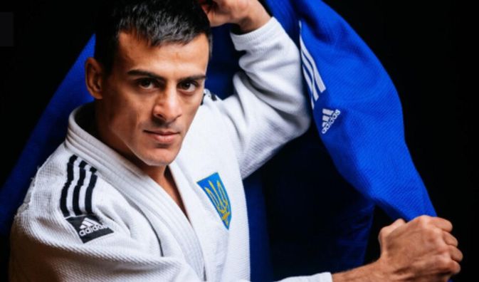 Украинский чемпион мира по дзюдо на фоне разрушенного спорткомплекса эмоционально обратился к миру