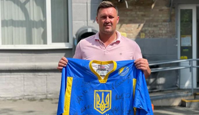 Гроші на ЗСУ: унікальну форму збірної України з хокею виставили на аукціон