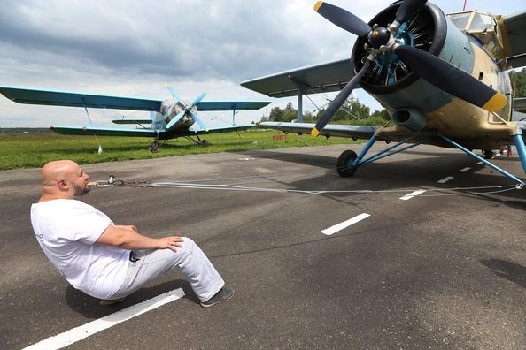 "Підняв зубами сусіда – він в шоці, я в шоці": український "Тягнизуб" про перетягування літаків, 15 рекордів і роботу дитячим лікарем 