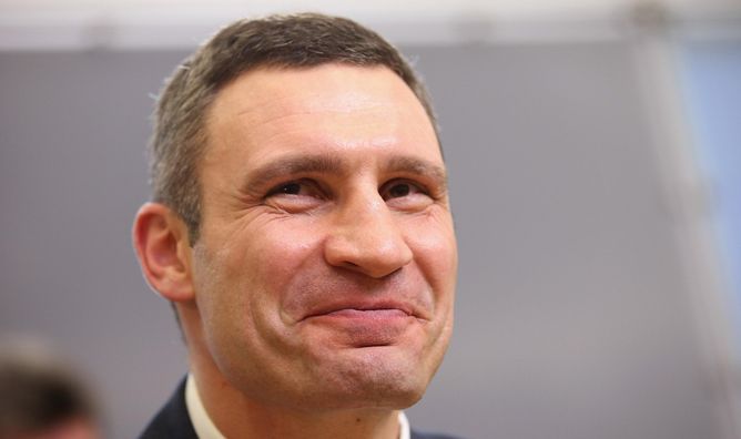 "Вистояти – це не впасти": Віталій Кличко відзначився дотепною самоіронією