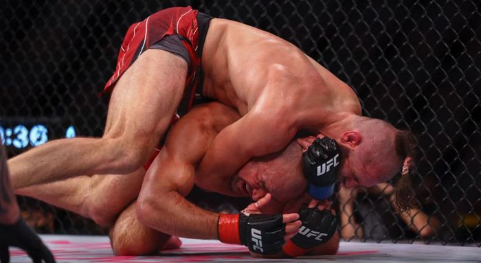 Брутальная и кровавая рубка: авторитетное СМИ выбрало лучший бой UFC в 2022 году