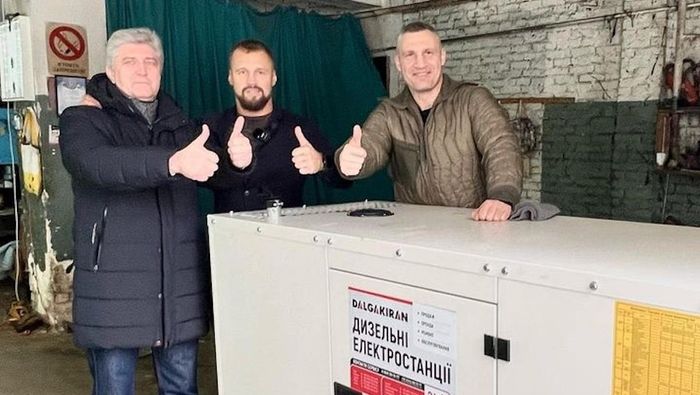 Екс-чемпіон світу з боксу відвідав Україну після дивних заяв – зустрівся з Кличком та допоміг дітям