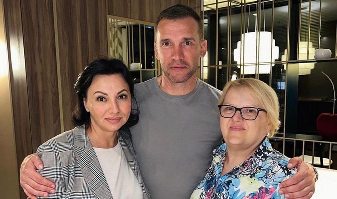 "Дякуємо за безсонні ночі": Шевченко зворушливо привітав маму з днем народження