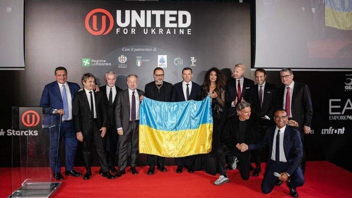 Шевченко продав прапор України за шалену суму – кошти підуть на відбудову стадіону в Ірпені