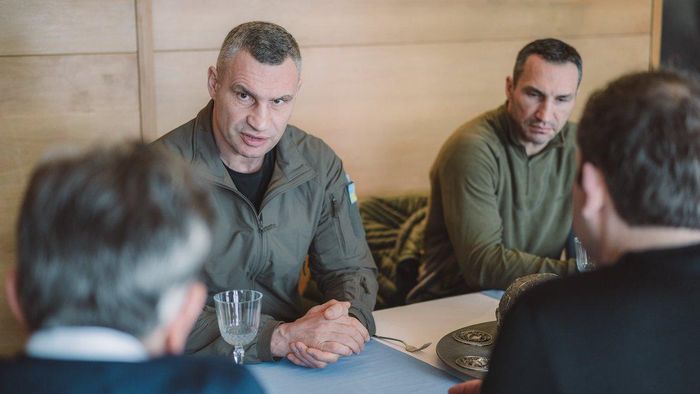 Кличко поехал на передовую и раздал украинским военным важные подарки