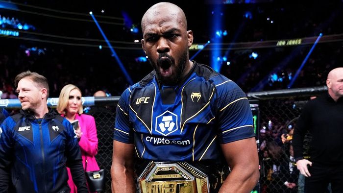 Легендарное возвращение в UFC: Джон Джонс "задушил" Гана и завоевал чемпионский титул в новом весе