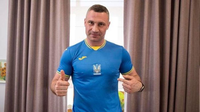 Кличко зустрівся із представниками Шахтаря – обійми від мера та пам'ятний подарунок