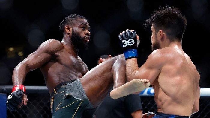 Стерлинг одолел "кадыровца" Сехудо в главном событии UFC