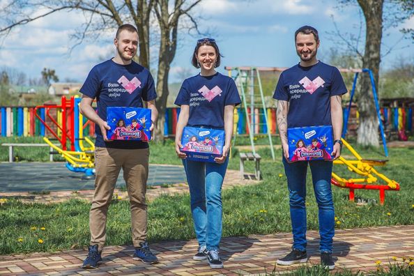 Дети ВПЛ и военнослужащих получили 1000 канцелярских наборов от Favbet Foundation