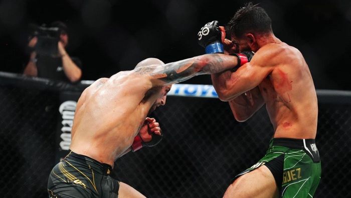 Волкановски в пятый раз защитил титул чемпиона UFC, уничтожив Родригеса – видео кровавой рубки