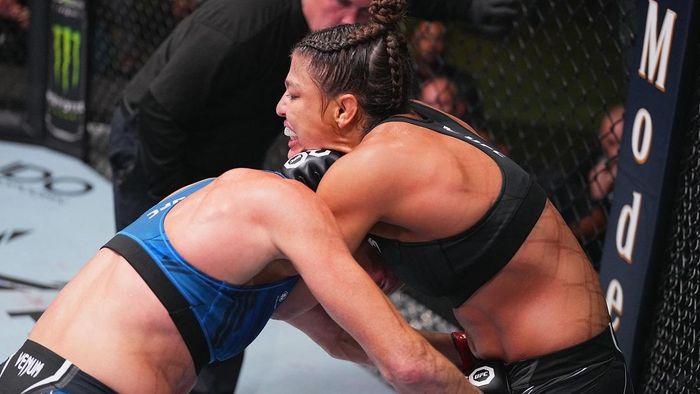 Силва "задушила" Холм в главном бою UFC on ESPN 49 – видео