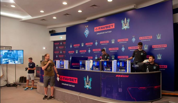 Динамовцы сыграли благотворительный матч в CS:GO против киберспортсменов Monte