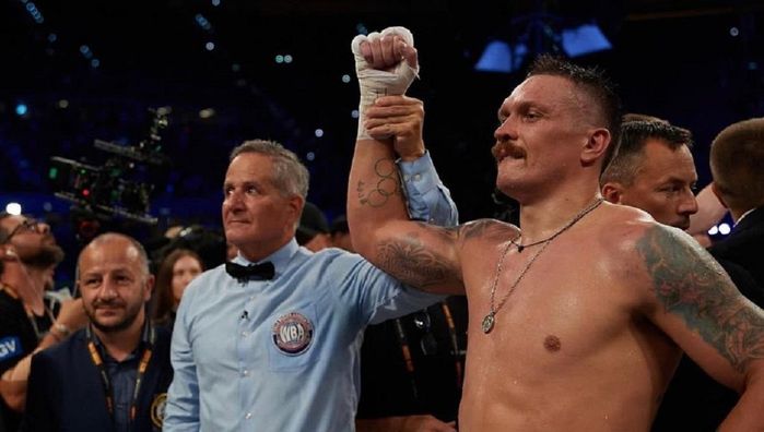 Усик прокомментировал скандальный удар Дюбуа: "Если бы Катюха выскочила, могла бы накидать пацану"