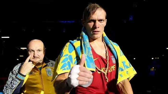Экс-тренер Усика обратил внимание на странное поведение рефери после скандального удара Дюбуа