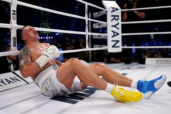 Усик свалился на ринг, но нокаутировал Дюбуа и защитил чемпионские титулы