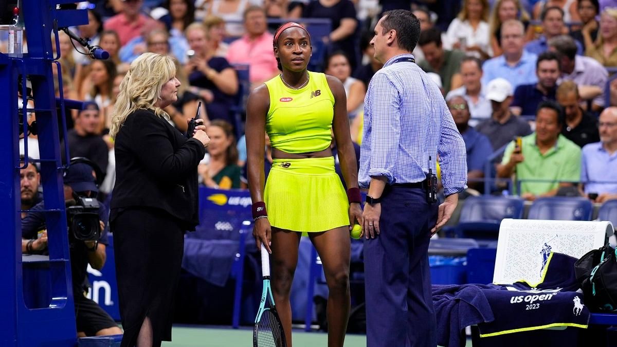 Коко Гофф з працівниками служби безпеки / Фото Tenniscom Коко Гофф з працівниками служби безпеки / Фото Tenniscom