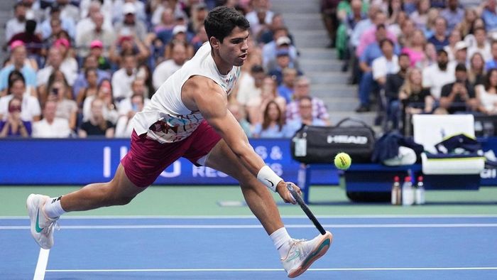 Алькарас голим торсом змусив шаленіти трибуни на US Open, а сам зніяковів – відео 