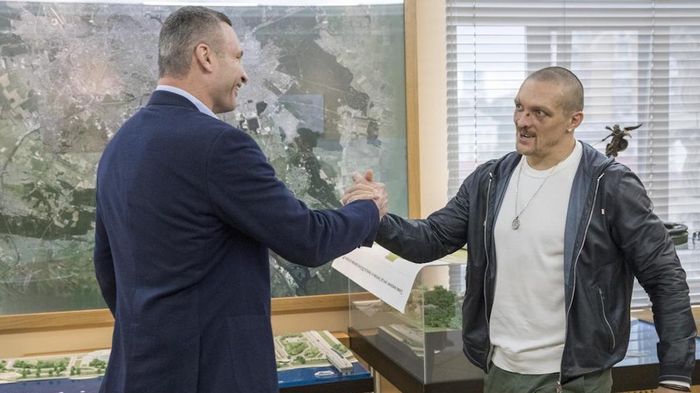 Кличко вспомнил, как убеждал Усика сменить автомат на боксерские перчатки после полномасштабного нападения россии