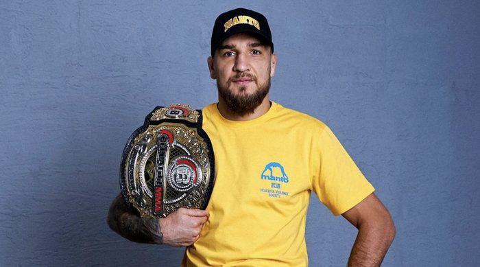 Амосов подарував супернику з Ямайки вишиванку перед захистом чемпіонського титулу – відео реакції