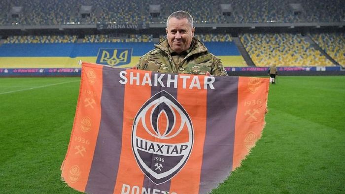 Воин ВСУ спас флаг Шахтера с Авдеевского завода – щемящая видеоистория