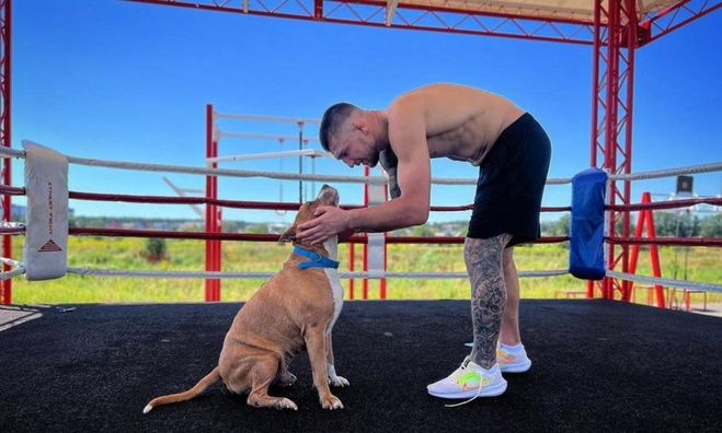 Амосов провел битву взглядов перед защитой чемпионского титула Bellator