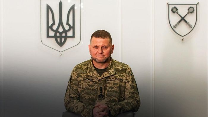 Месси подписал футболку для Генерала Залужного – фото дня