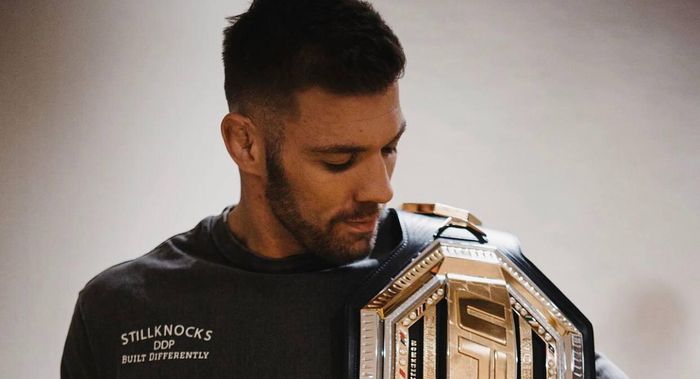 Дю Плессі став новим чемпіоном UFC, перемігши Стрікленда 