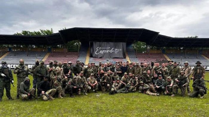 Партия путина активизировала рекрутинг в частную армию "Эспаньола", куда набирает футбольных ультрас