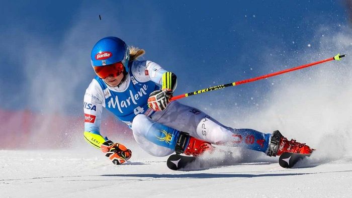 7-разову чемпіонку світу з гірських лижів гелікоптером доправили у лікарню після падіння на КС – страхітливі кадри