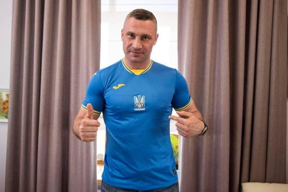 Виталий Кличко примерил форму футбольного клуба – фото дня