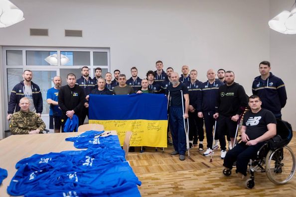 Сборная Украины в баскетбол запросила раненых бойцов ЗСУ на важный матч – фото теплой встречи