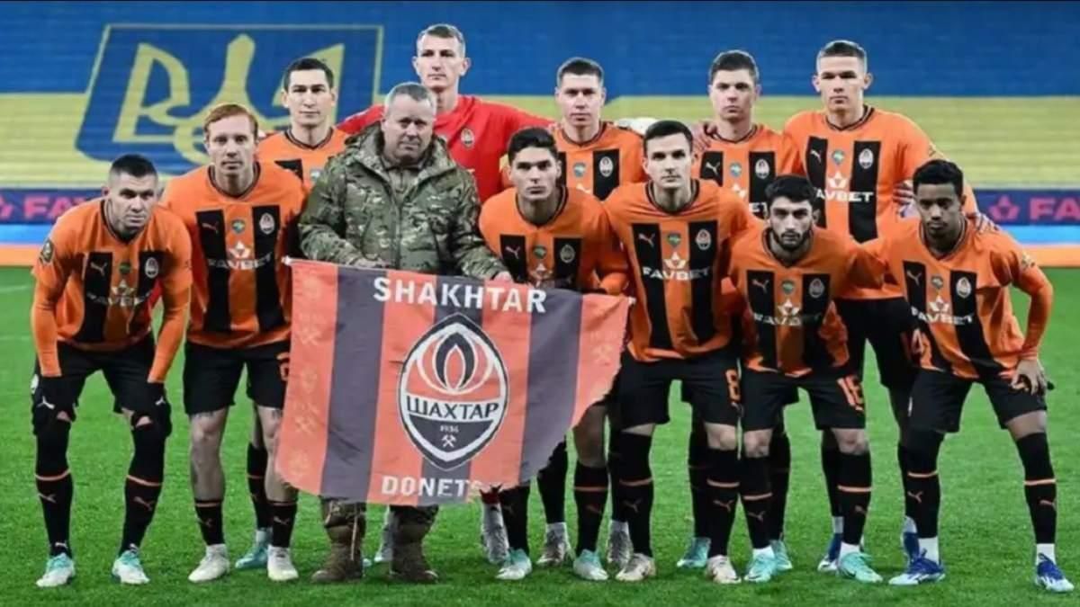 Игроки Шахтера и военный Виктор Жарук / Фото донецкого клуба