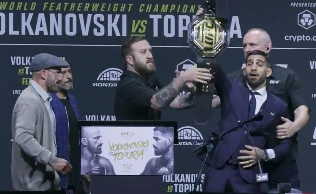 Непереможний боєць UFC поцупив чемпіонський пояс суперника – відео інциденту
