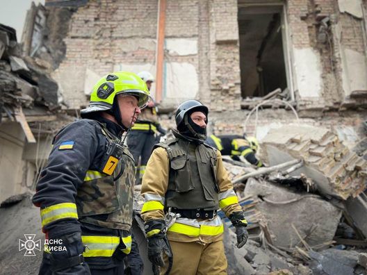 Унаслідок ракетної атаки росії зруйновано спортзал у Києві – 2 людей госпіталізували