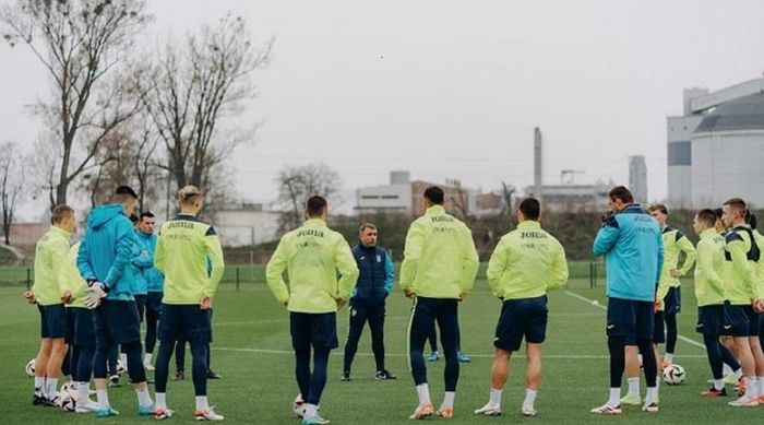 Сборная Украины прилетела в Польшу – Ребров поделил игроков на 2 группы