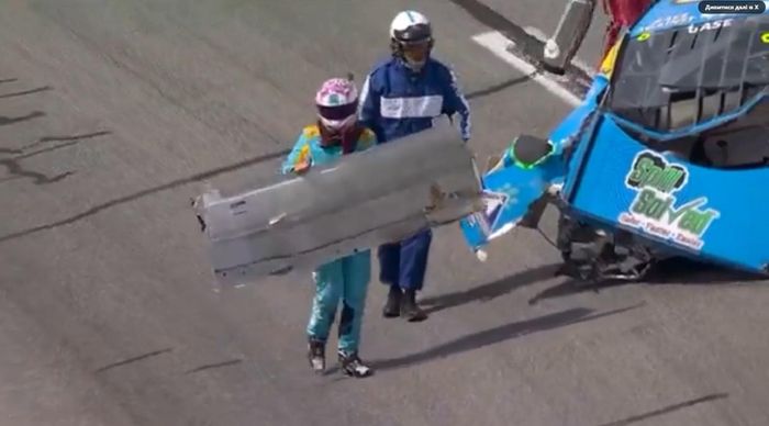Пілот NASCAR відірвав бампер від свого боліда та кинув ним в суперника – дике відео