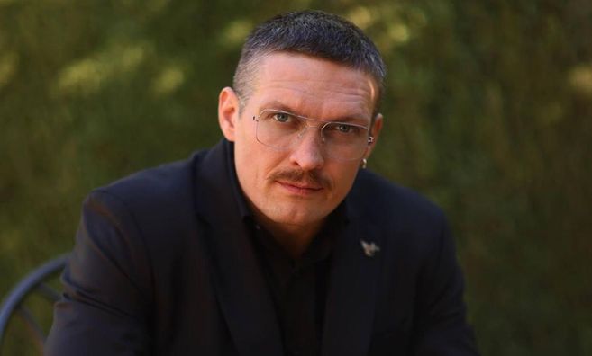 Усик провів тренування на пляжі, готуючись до бою з Ф'юрі – енергійна розминка та пробіжка берегом моря