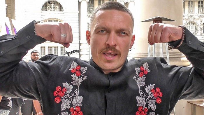 Усик проміняв соцмережі на книжку Кучми: боксер поділився подробицями тренувального збору