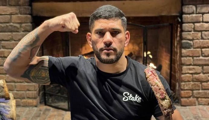 Перейра захистив титул чемпіона UFC, достроково перемігши Хілла у головному бою UFC 300