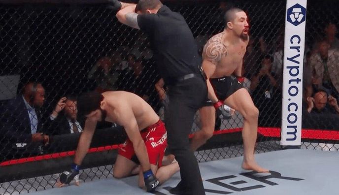 Екс-чемпіон UFC ефектним нокаутом знищив росіянина у першому раунді – відео побиття