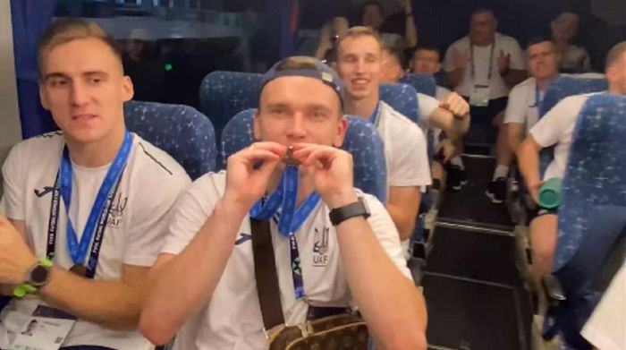 Збірна України з футзалу заспівала "Червону калину" після завоювання бронзи ЧС – емоції переможців