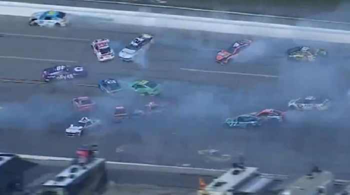 Божевільна аварія за участі 28 автівок трапилася на перегонах NASCAR – відео трощі