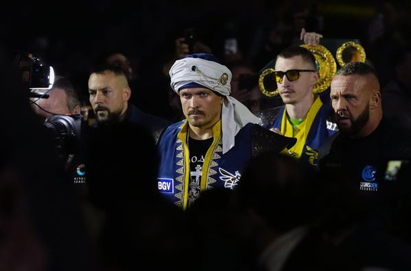 Усик вынес настоящую саблю Ивана Мазепы после победы над Фьюри