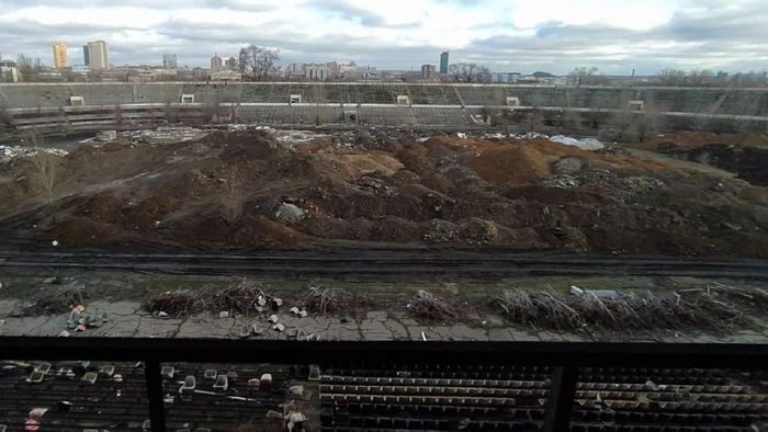 Легендарный стадион Шахтера превратился в руины: оккупанты разрыли газон и свозят мусор
