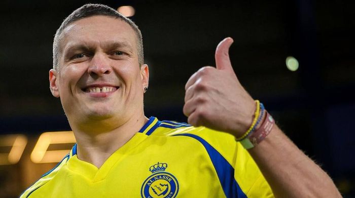 Усик зустрівся з Роналду в Саудівській Аравії й обмінявся з ним подарунками: "Великий чемпіон"