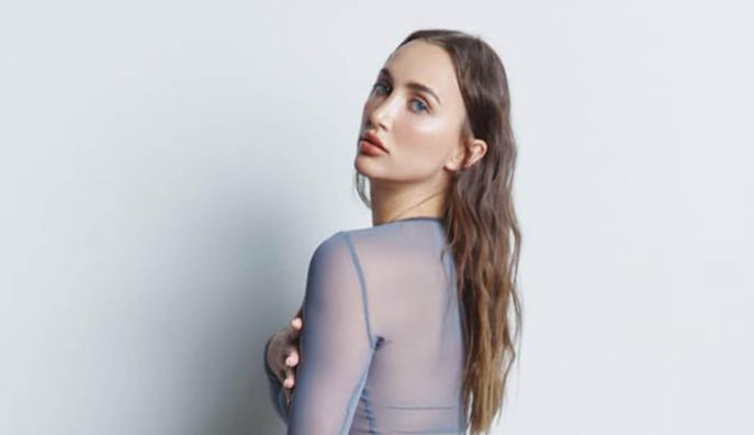 Розкішна Різатдінова запалила подіум на Ukrainian Fashion Week – у коментарях підпал